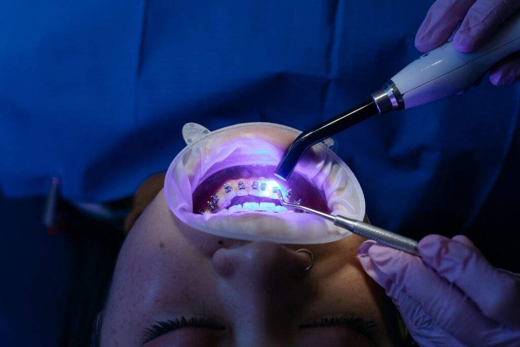 Ortodoncia con brackets e invisible: Todo lo que necesitas saber sobre estos tratamientos