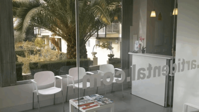 Recepción y sala de espera de la clínica Artidental de Aluche, con vistas a la calle