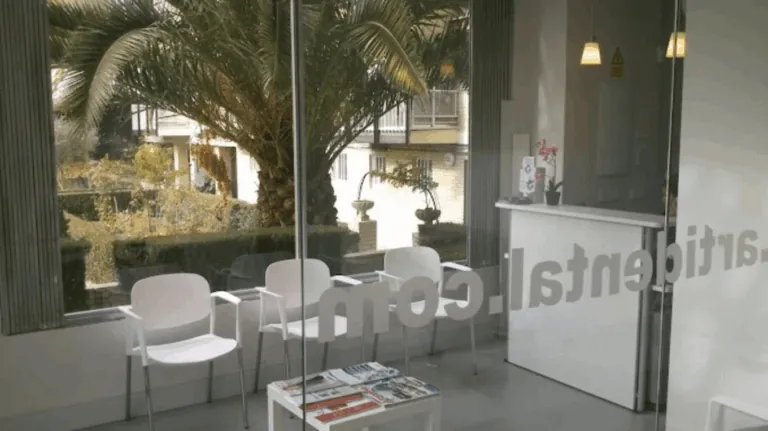 Recepción y sala de espera de la clínica Artidental de Aluche, con vistas a la calle