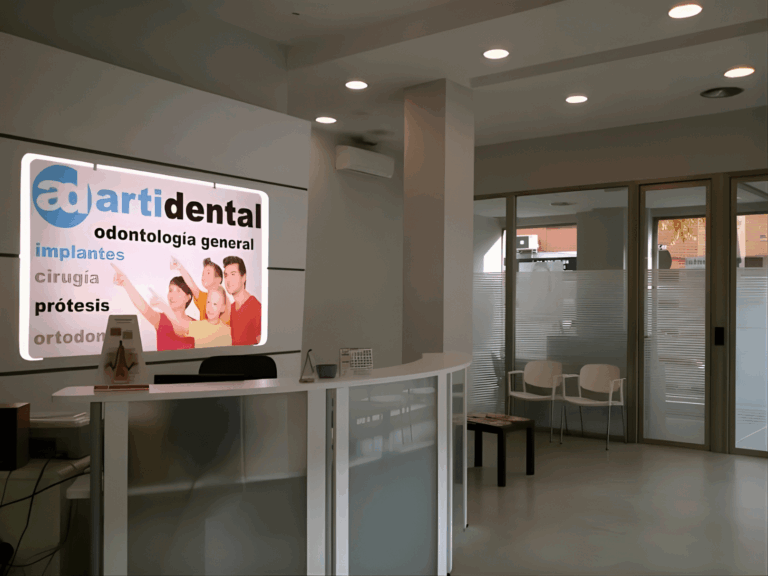 Recepción de la clínica Artidental de Hortaleza con el cartel de la marca