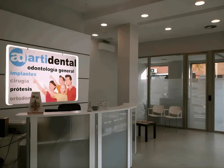 Recepción de la clínica Artidental de Hortaleza con el cartel de la marca