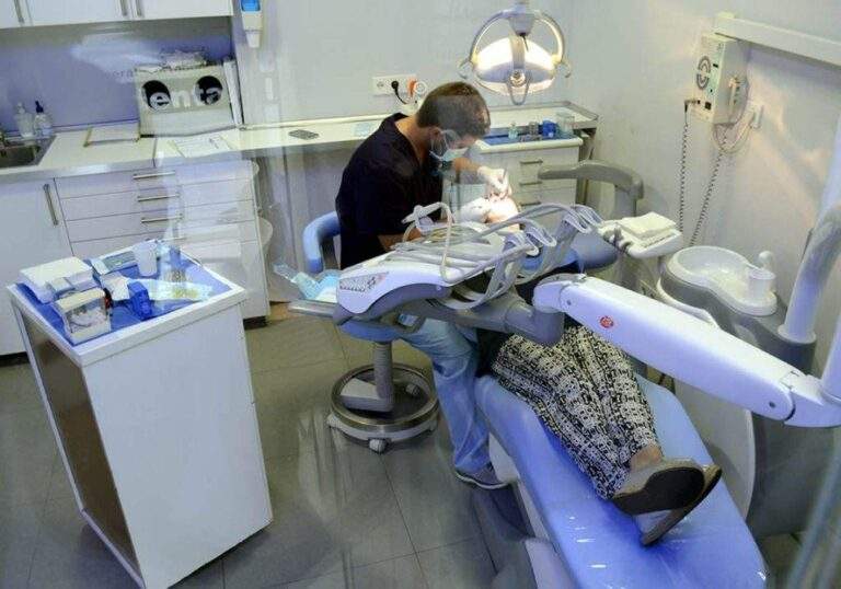 Dentista atendiendo a una paciente en un gabinete de la clínica Artidental de Puente de Vallecas